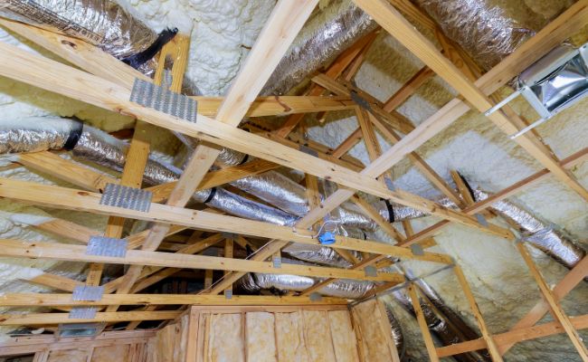 Charpente et isolation par mousse projetée, essentielles pour l'efficacité énergétique d'une rénovation maison.