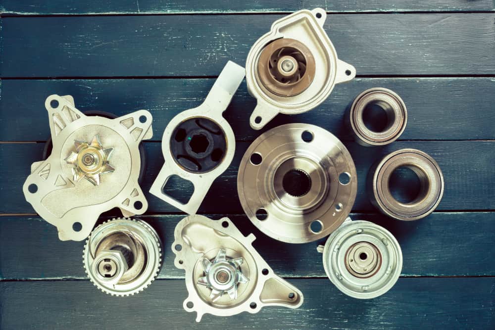 Vue de dessus d'un ensemble de composants mécaniques incluant des pompes à eau et des roulements, parfaits comme pièces de rechange CVC