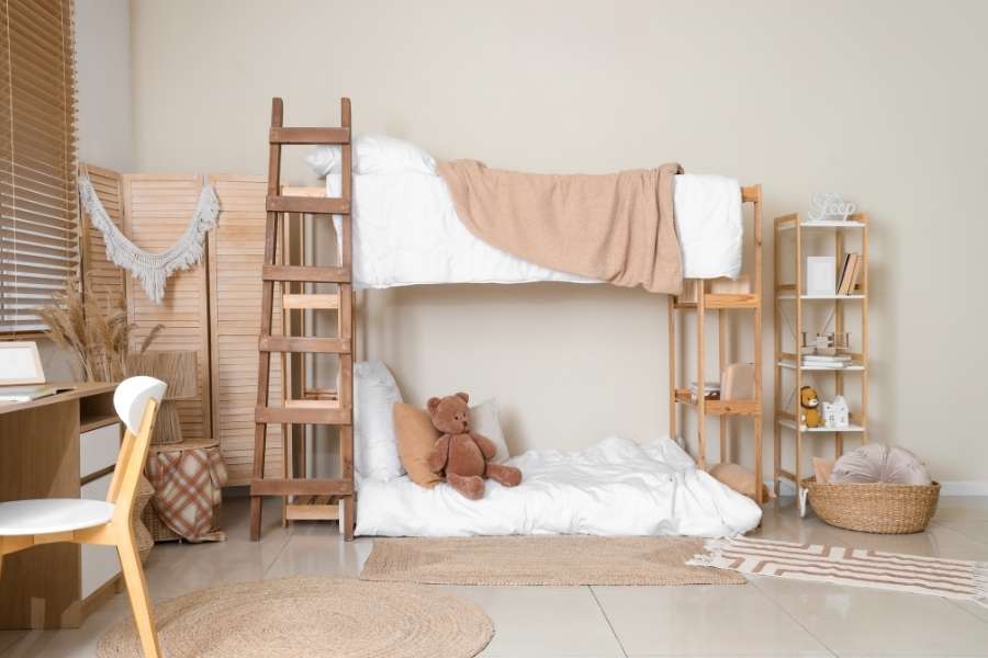 Chambre d'enfant cosy aménagée avec un lit superposé en bois, une étagère et un espace bureau naturel